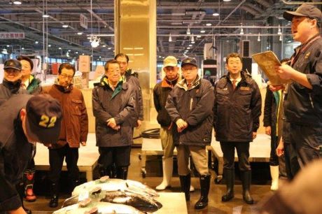 水産棟卸売場の視察の写真