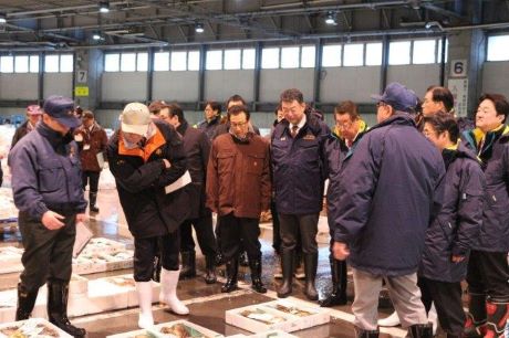 水産棟卸売場の視察の写真