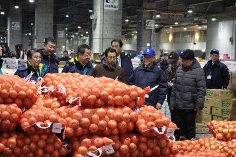 青果棟卸売場の視察の写真