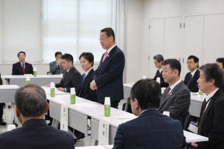 意見交換会で挨拶する吉川農林水産大臣の写真