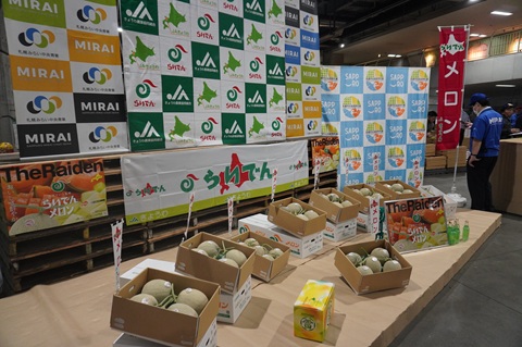 売り場に並ぶらいでんメロンの様子